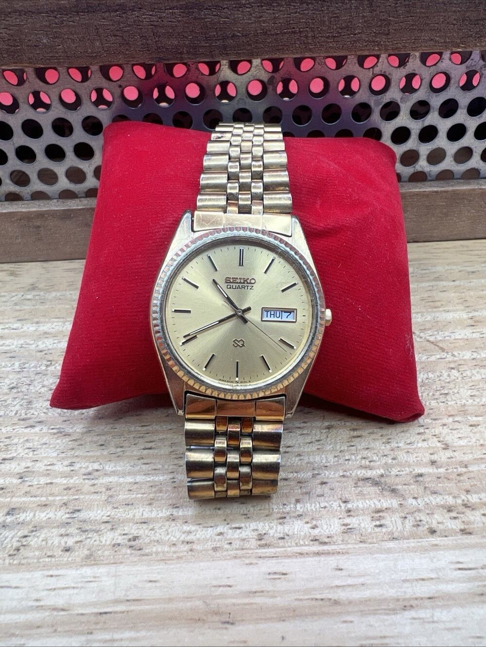 Seiko Quartz SQ Day-Date Gold Tone Watch 5H23-8020 New Battery.